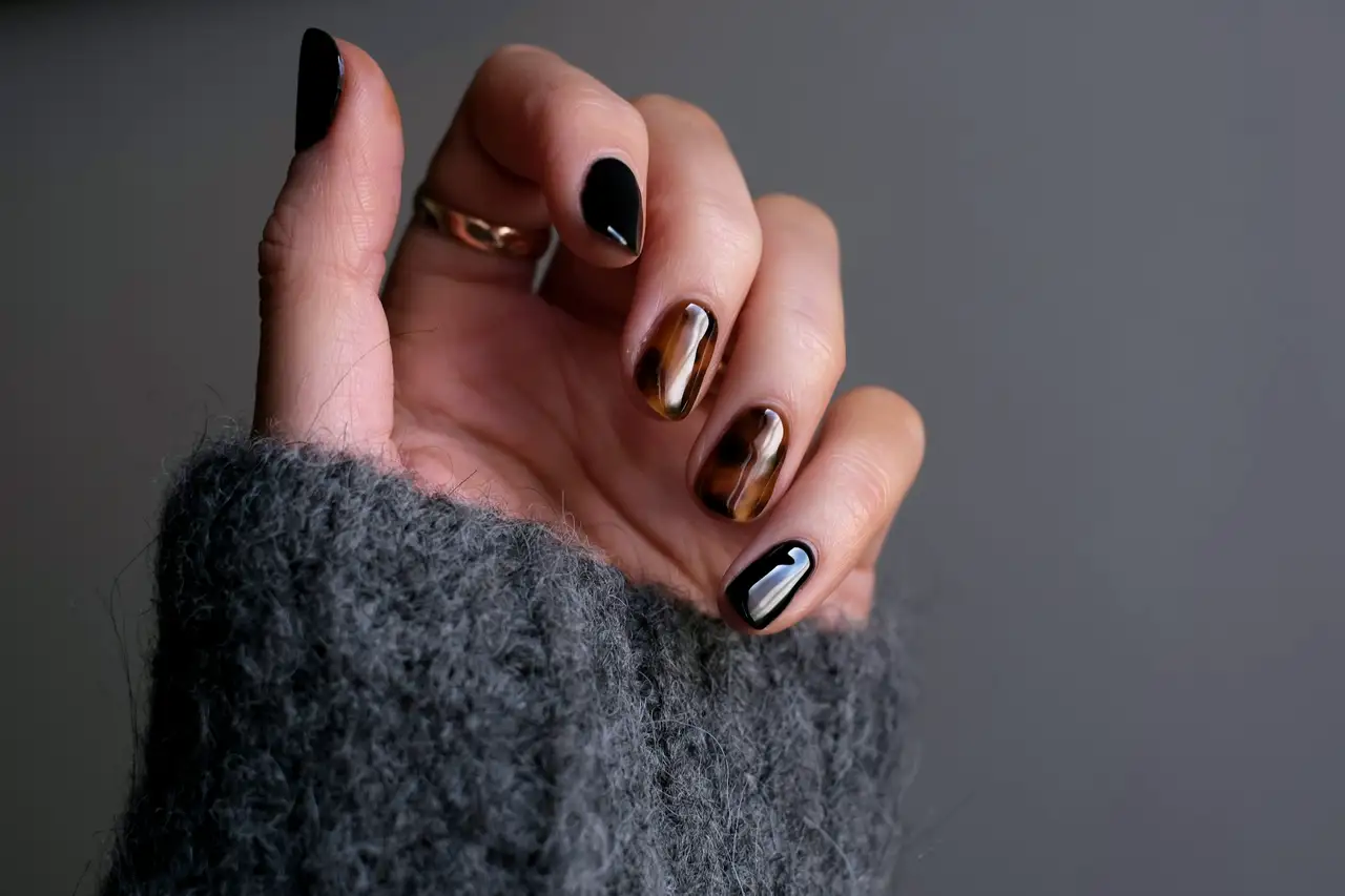 Hand with tortoiseshell gel nails